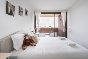 1 slaapkamer, een bureau, een strijkplank/strijkijzer, internet