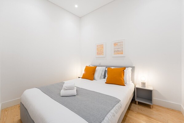 2 bedrooms, desk, iron/ironing board, internet