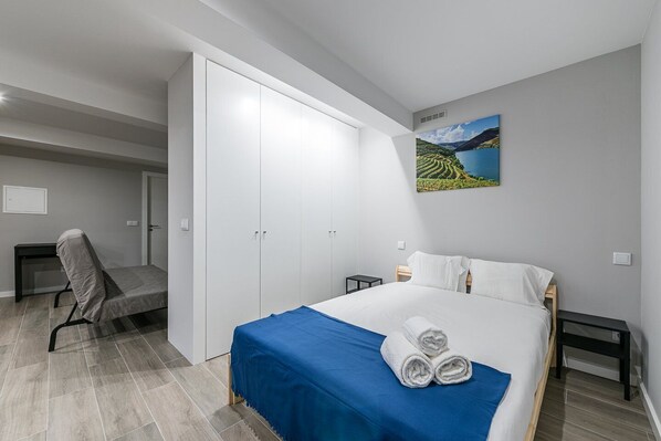 1 bedroom, desk, internet, bed sheets