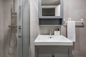 Douche, sèche-cheveux, serviettes fournies