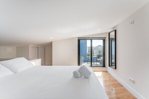 1 soverom, skrivebord, internettilgang og sengetøy