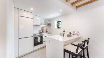 Fridge, oven, stovetop, dishwasher