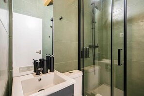 Ducha, secador de pelo, toallas, jabón