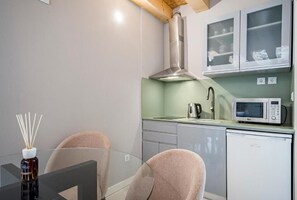 Kylskåp, mikrovågsugn, kaffe- och tebryggare och brödrost
