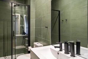 Dusche, Haartrockner, Handtücher, Seife