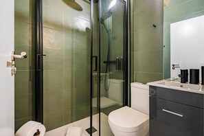 Een douche, een haardroger, handdoeken