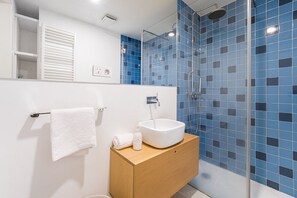 Dusche, Haartrockner, Handtücher, Seife