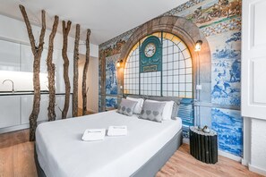 Escritorio, tabla de planchar con plancha, internet y ropa de cama 