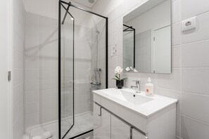 Een douche, een haardroger, handdoeken, zeep