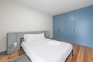 2 chambres, bureau, accès à Internet, literie fournie