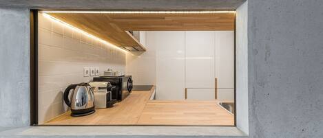 Kühlschrank, Mikrowelle, Ofen, Wasserkocher mit Kaffee-/Teezubehör