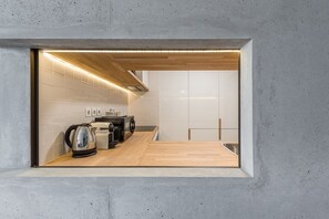 A modern kitchen with a built-in stove, a coffee maker, and a sink. - GuestReady - Somewhere I Belong (Porto)