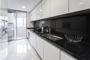 Kjøleskap, mikrobølgeovn, ovn og oppvaskmaskin