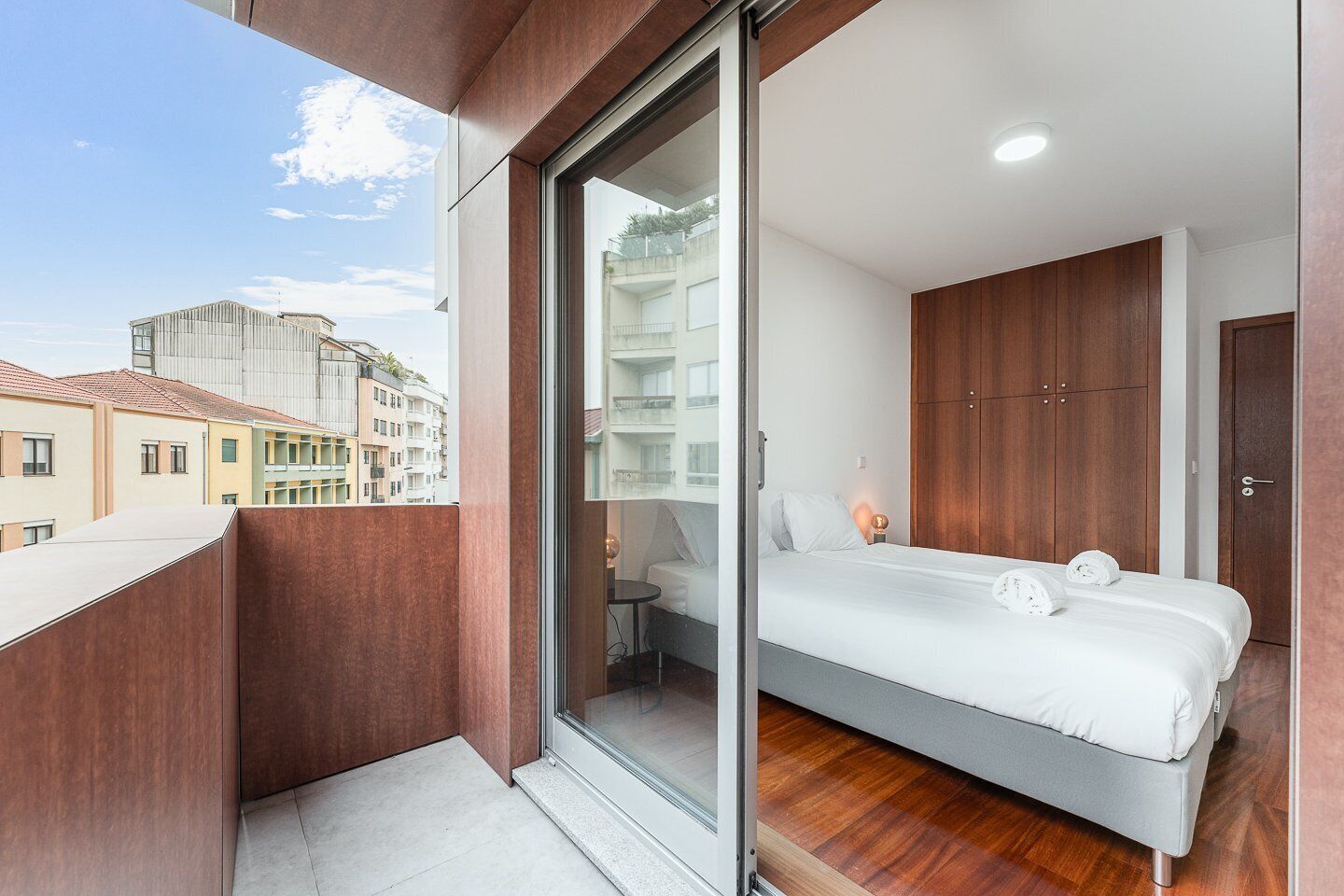 2 室のベッドルーム、デスク、アイロン / アイロン台、インターネット