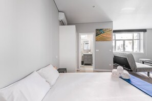 Een bureau, internet, beddengoed