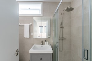 Dusche, Haartrockner, Handtücher