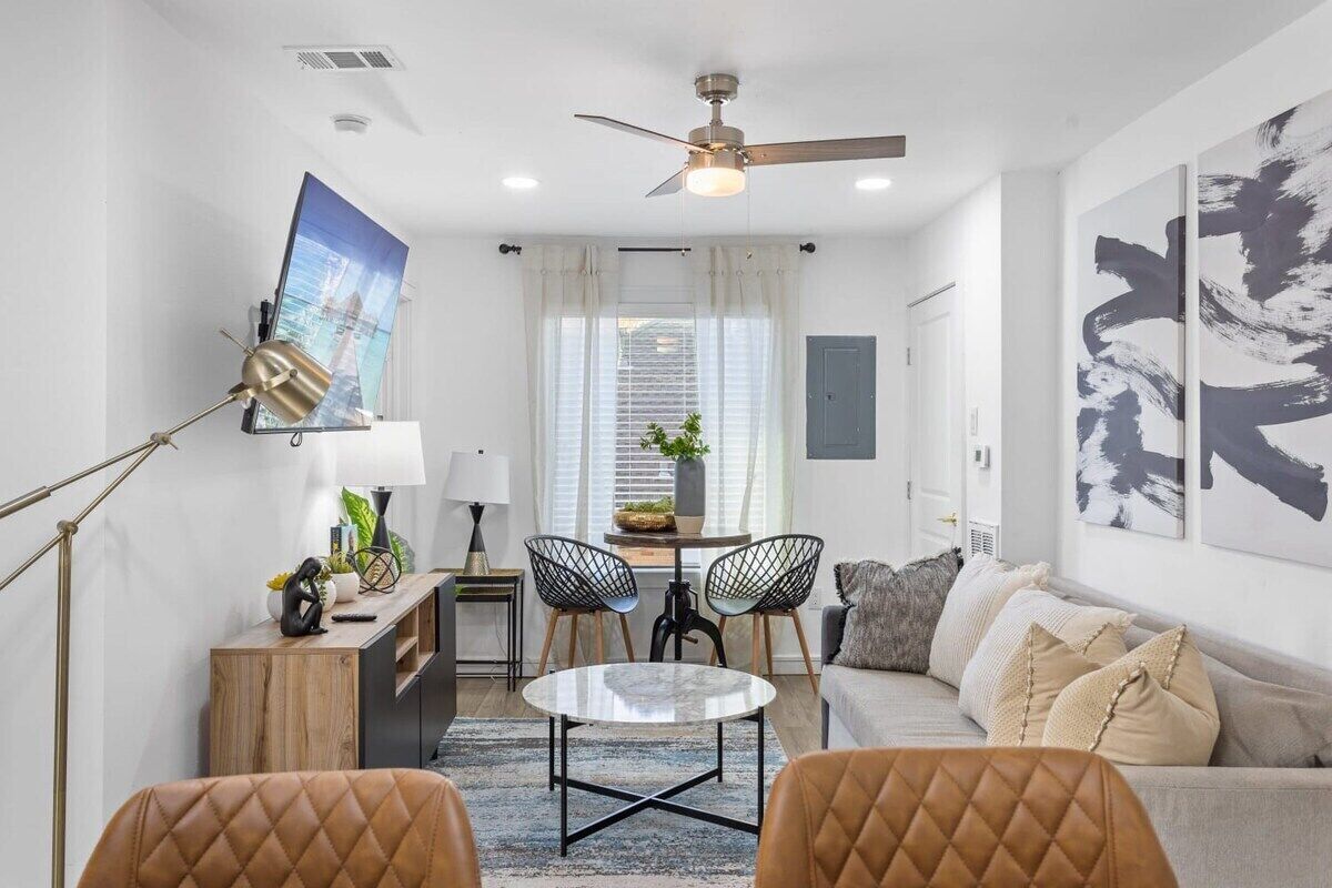 Stylish Stay I Sleeps 8 I WI-FI I Parking I Gym