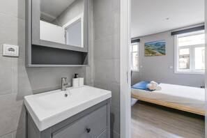 Shower, hair dryer, towels