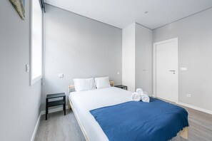 Escrivaninha, acesso à internet, roupa de cama