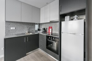 Geladeira, micro-ondas, fogão, cafeteira/chaleira