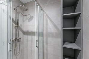 Douche, sèche-cheveux, serviettes fournies