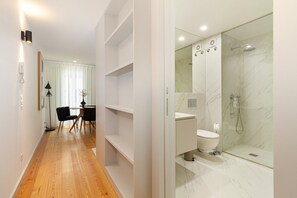 Douche, sèche-cheveux, serviettes fournies