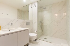 Douche, sèche-cheveux, serviettes fournies