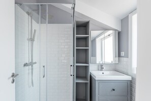 Dusche, Haartrockner, Handtücher