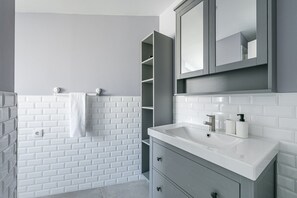Douche, séchoir à cheveux, serviettes fournies