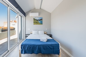 2 bedrooms, desk, internet, bed sheets