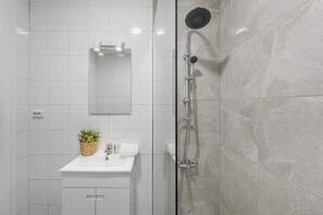 Dusche, Haartrockner, Handtücher