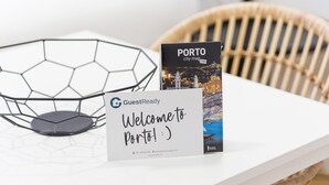 Ein Willkommensschild und eine Stadtkarte von Porto auf einem Tisch.