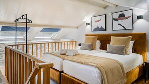 Un dormitorio con una cama grande, cabecera de madera y un tragaluz.