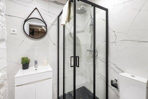 Dusche, Haartrockner, Handtücher, Seife