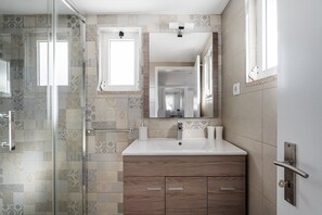 Douche, sèche-cheveux, serviettes fournies, savon