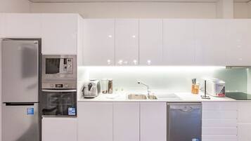 Frigorífico, microondas, horno y lavavajillas