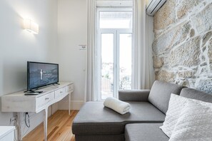 TV - GuestReady - Comendador Sto Ildefonso VI (Porto)