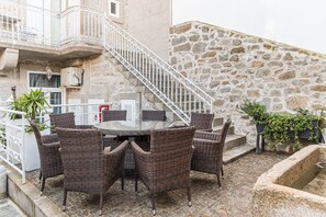 Outdoor dining - GuestReady - Comendador Sto Ildefonso VI (Porto)