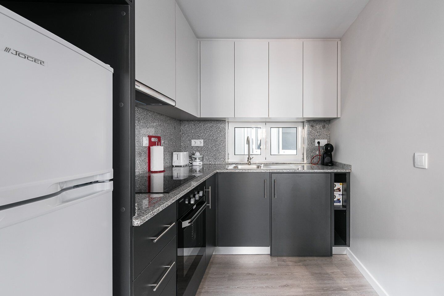 Fridge, microwave, oven, coffee/tea maker