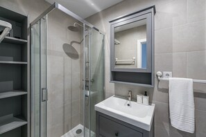 Dusche, Haartrockner, Handtücher