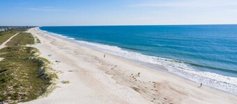 Seaside Haven: Tennis, Pool, Walk to Beach