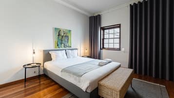 1 dormitorio, escritorio, tabla de planchar con plancha y Internet