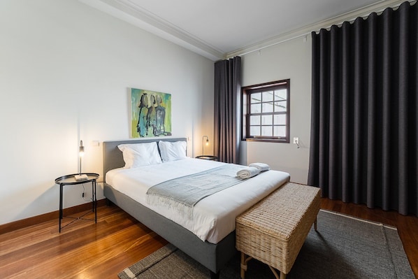 1 habitación, escritorio, tabla de planchar con plancha y internet 