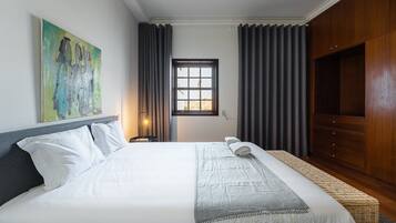 1 habitación, escritorio, tabla de planchar con plancha y internet