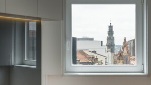 A window with a view of a historic building with a clock tower. - GuestReady - Mompilher Apartments (Porto)