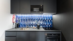 A modern kitchen with a Bosch microwave, a coffee maker, and a dishwasher. - GuestReady - Mompilher Apartments (Porto)