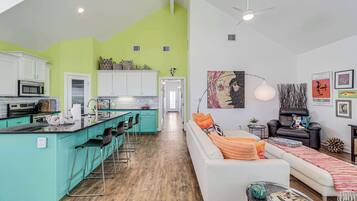 Fernseher, DVD-Player, Arbeitsbereiche