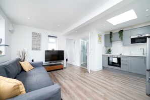 TV - Modern Apartment in Enfield with Comfort (Greater London)