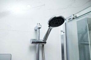 Bruser, hårtørrer, håndklæder, Shampoo