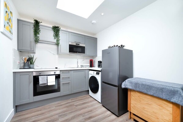 Fridge, microwave, oven, stovetop - Modern Apartment in Enfield with Comfort (Greater London)